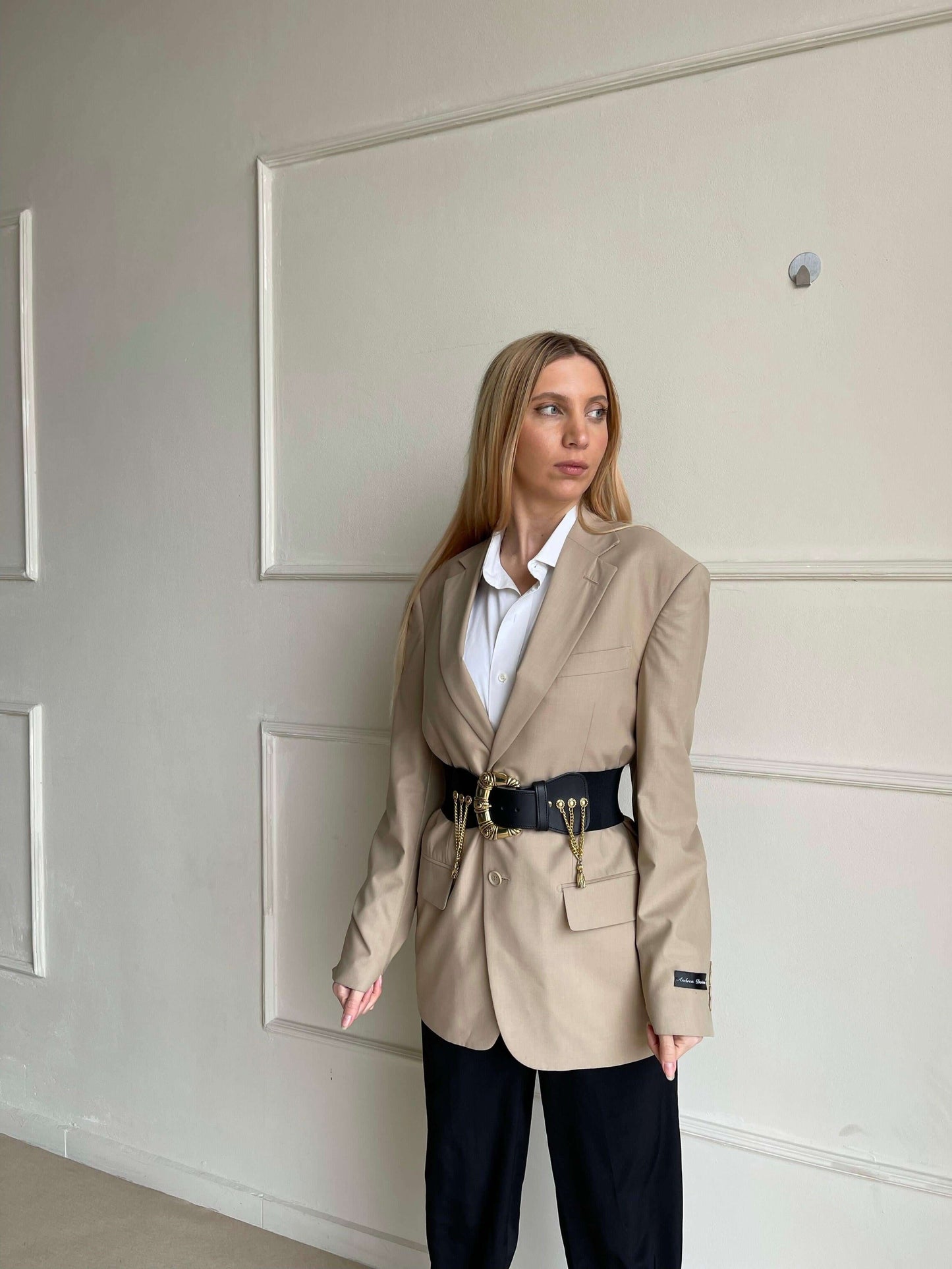 Woman beige oversized blazer – Revee